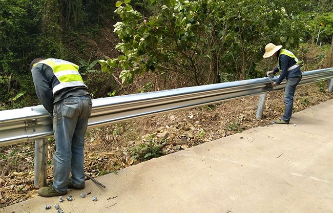 南阳高速公路护栏的定期维护与保养