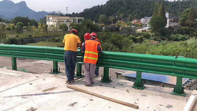 南阳高速公路护栏板的维护确保道路安全的关键环节